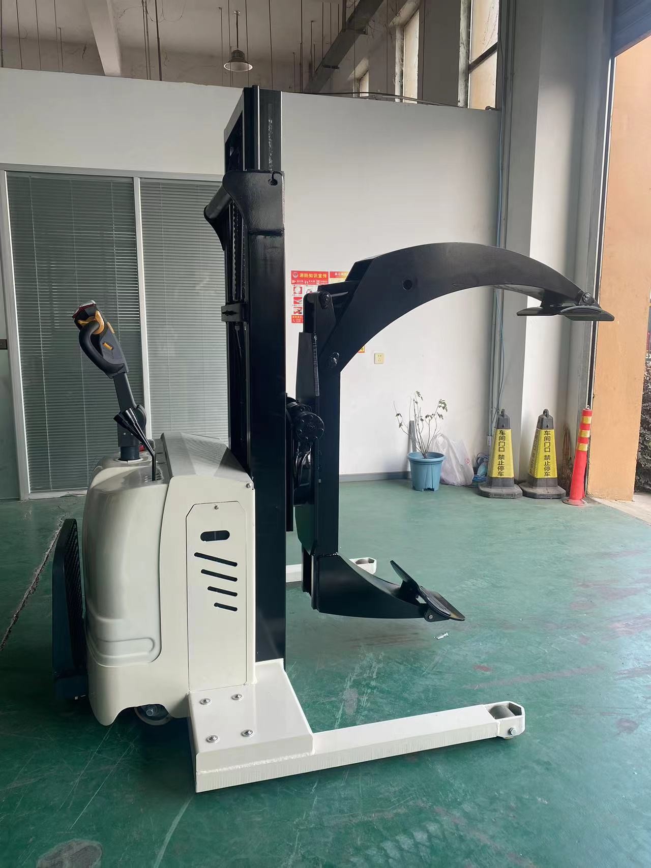KAD Electric Paper Roll Clamping Stacker 500KG 1000 Kg 0.5T 1T Paper Roll Reel Stacker With 360 Degree Rotation