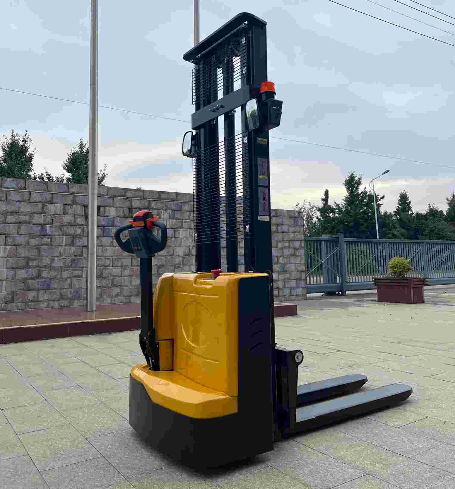 Electric Walkie Stacker 1.5 Ton 3.5m Lift Height CE Certified